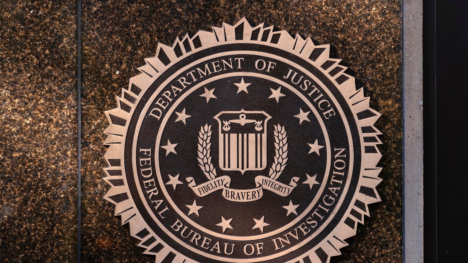 Ex empleado del FBI demanda a la oficina después de ser despedido por enarbolar la bandera del orgullo