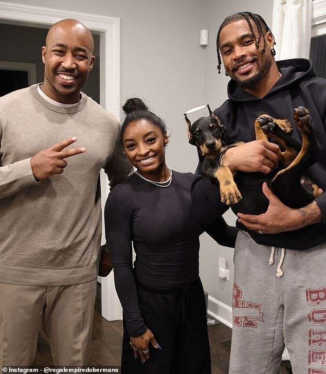 104831681-15401749-Simone_Biles_C_and_Jonathan_Owens_R_pose_with_the_breeder_and_th-a-49_1766244868975.jpg