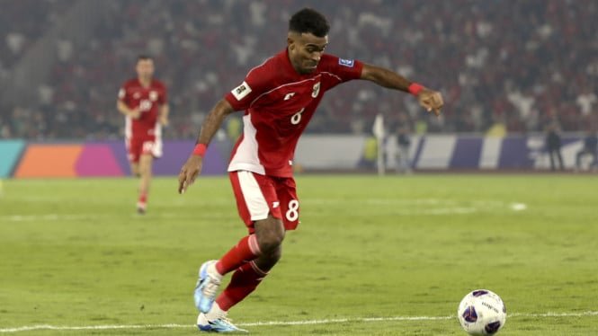 6841ca4edd47f-yakob-sayuri-indonesia-vs-china-di-kualifikasi-piala-dunia-2026_665_374.jpg