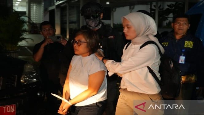 692f9f6a67e43-petugas-bnn-saat-menggiring-dewi-astutik-buron-kasus-penyelundupan-narkoba_665_374.jpg