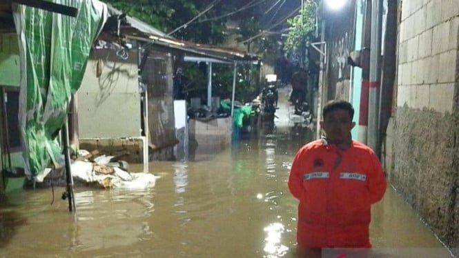 6934f5a9ef7c5-kali-ciliwung-meluap-sebabkan-banjir-15-rt-di-jakarta-timur_665_374.jpg