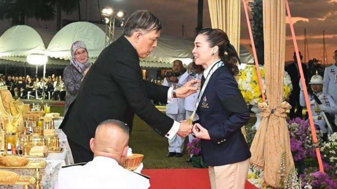 694415bd9a550-ratu-thailand-suthida-meraih-medali-emas-sea-games-2025-cabang-olahraga-layar_665_374.jpg