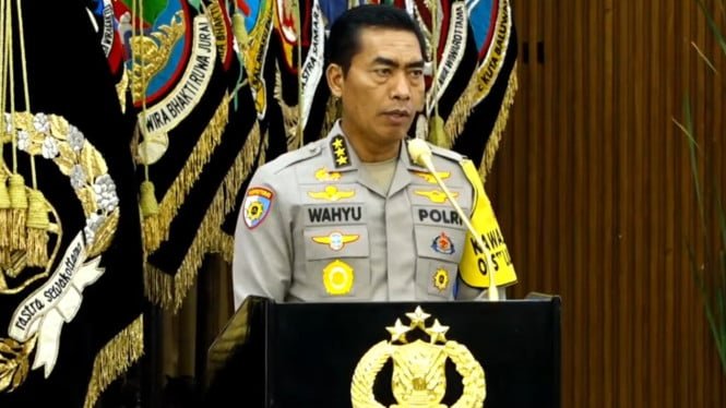 69538b39d08c1-irwasum-polri-komjen-pol-wahyu-widada_665_374.jpg