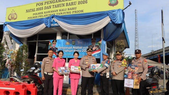 6954a8c8d6216-kapolres-priok-akbp-martuasah-tobing-mengecek-pengamanan-tahun-baru_665_374.jpg