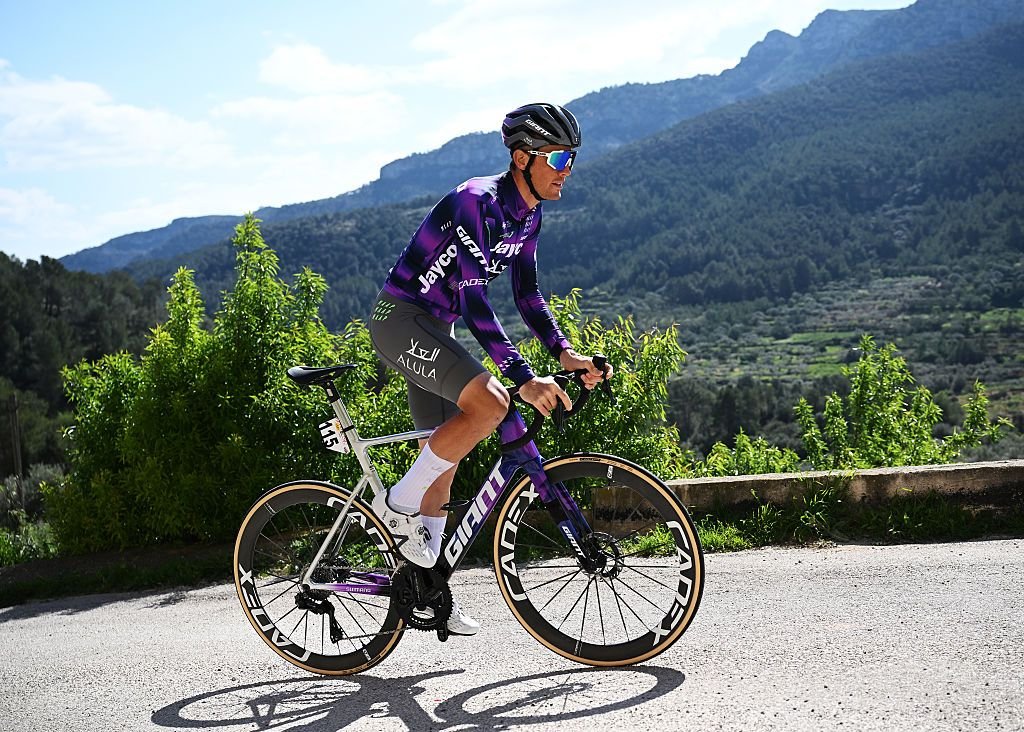 Alessandro De Marchi, recientemente retirado, pasa al “otro lado” como director deportivo de Jayco-AlUla después de 15 años en el pelotón profesional.
