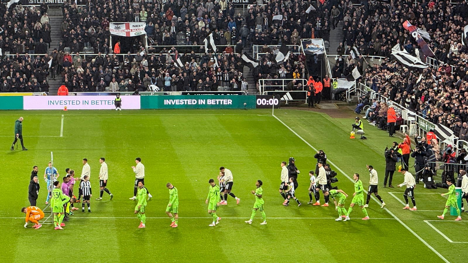 players-walking-pitch-fulham-december-2025-newcastle-united-nufc-2000.jpg