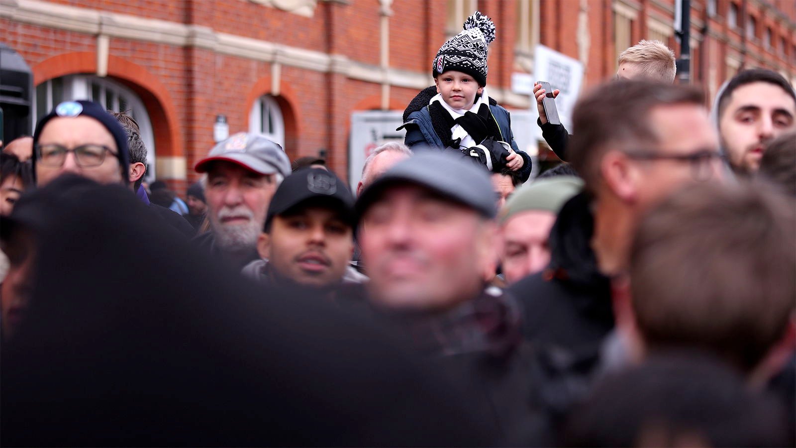young-fulham-fans-newcastle-united-nufc-2000.jpg