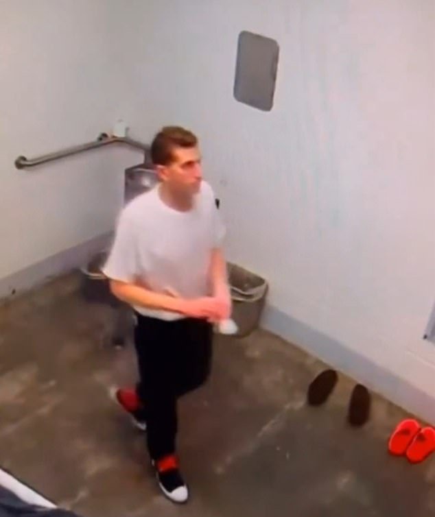 Las retorcidas demandas de Bryan Kohberger tras las rejas dejan asqueados a los guardias de la prisión… mientras nuevas fotos del asesinato en Idaho revelan el alcance total de su barbarie