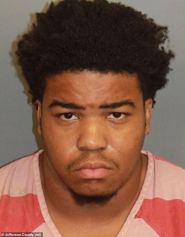 El jugador de fútbol universitario que ‘apuñaló a sus compañeros antes del partido’ espera ser transferido a la escuela a pesar de los cargos penales