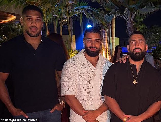 Anthony Joshua se derrumba mientras la estrella del boxeo rinde homenaje a sus dos amigos cercanos que murieron en un accidente automovilístico en un emotivo video, un mes después del trágico incidente en Nigeria, y agradece al público por su apoyo.