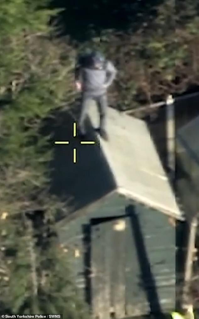 El desesperado intento de fuga del presunto ladrón se frustró después de quedar atrapado en el techo de un cobertizo.