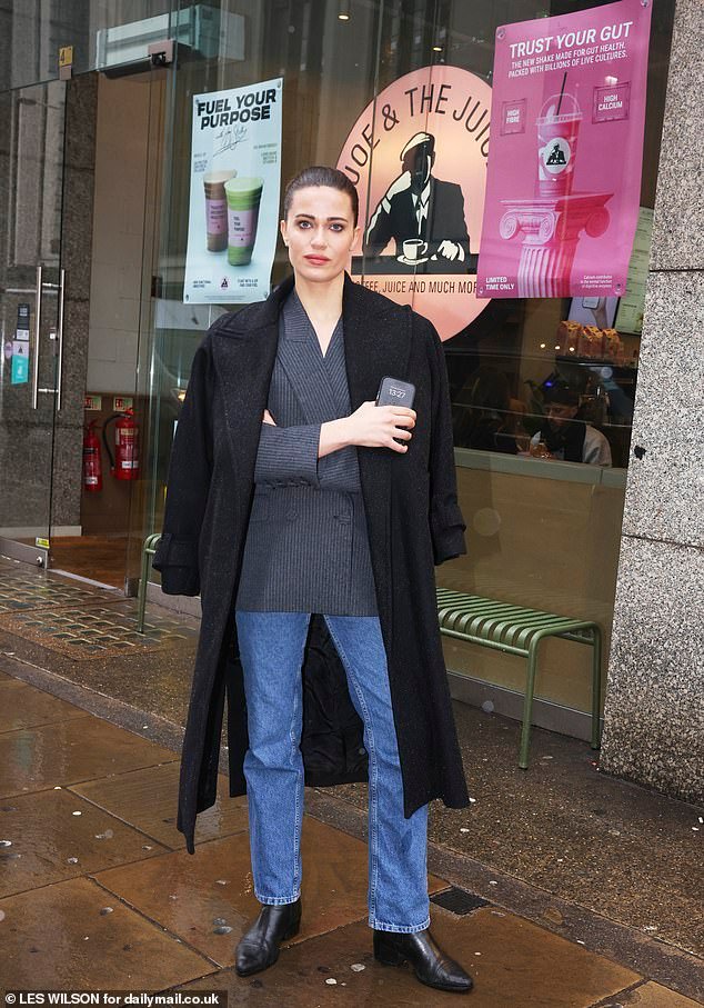 La actriz de Bridgerton, que luchó contra el ‘sociópata’ en Joe & the Juice, dice que no confía en que la policía la proteja una vez que sea liberada y admite que se siente más segura en India que en Londres.