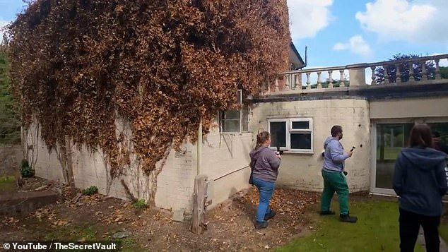 La policía está investigando varias redadas en la mansión abandonada de £5,7 millones de Sir Bruce Forsyth en una finca ultraexclusiva de Surrey.