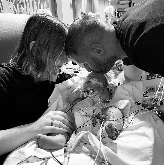 El bebé que murió después de un parto fallido en casa mientras las parteras estaban trabajando durante el fin de semana festivo fue víctima de “negligencia”, según una investigación.