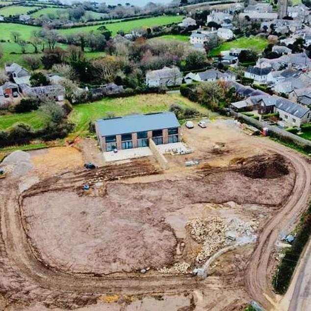 Desarrollador acusado de llevar el ‘apocalipsis’ de planificación al pintoresco pueblo de Cornualles después de convertir un granero en nuevas casas de £ 1 millón