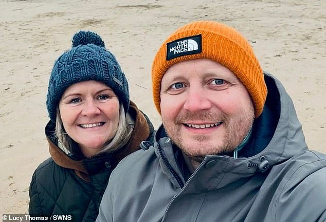 Una pareja adquiere la casa de sus sueños por £405,000, pero nada puede prepararlos para lo que está enterrado bajo tierra.