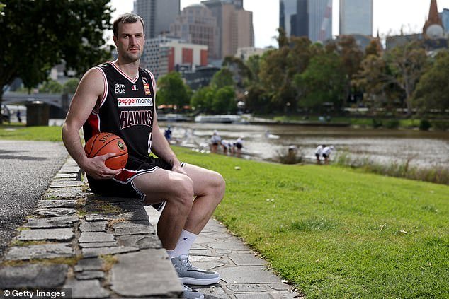 La ex estrella del baloncesto profesional se declara gay y revela los sorprendentes esfuerzos que hizo para ocultar su verdadera identidad mientras jugaba