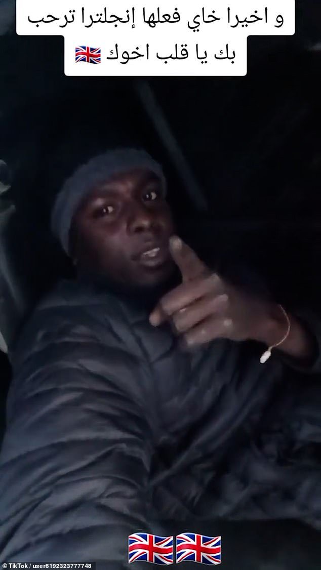 Un migrante se jacta de haber entrado furtivamente en Gran Bretaña desde el fondo de un camión en movimiento: un solicitante de asilo se graba en TikTok aferrándose al eje de la rueda de un camión, con la cabeza a pocos centímetros de la carretera