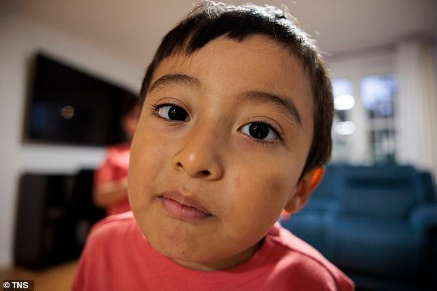 Un niño de cinco años con cáncer sufre un trastorno alimentario que empeora después de que su padre boliviano fuera detenido por ICE