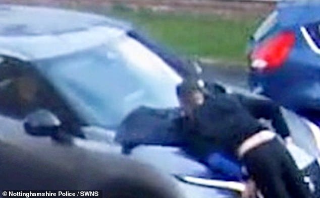 Video muestra el momento en que un hombre con un cuchillo fue atropellado dos veces por un conductor al que amenazaba