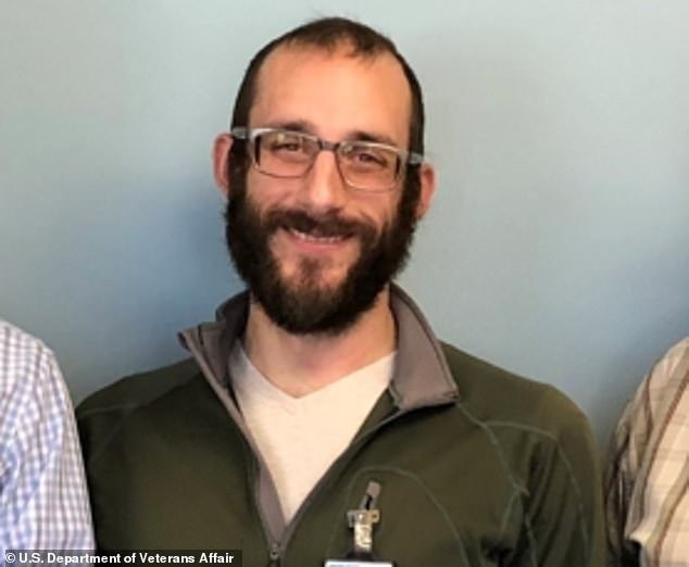 Los fanáticos del baloncesto de Minnesota organizan una violenta protesta contra ICE mientras el entrenador lucha por contener las lágrimas después del tiroteo de Alex Pretti