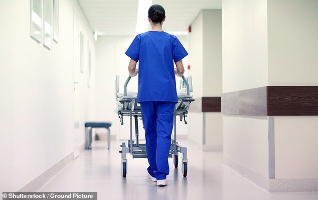 Casi la mitad del personal de primera línea del Reino Unido pasa tres o más días sin ver la luz del día durante el invierno, según un estudio