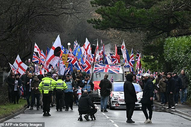 Miles de personas corean “Keir Starmer es un traidor” mientras marchan por Crowborough para protestar contra los inmigrantes en el antiguo campamento militar de su ciudad.