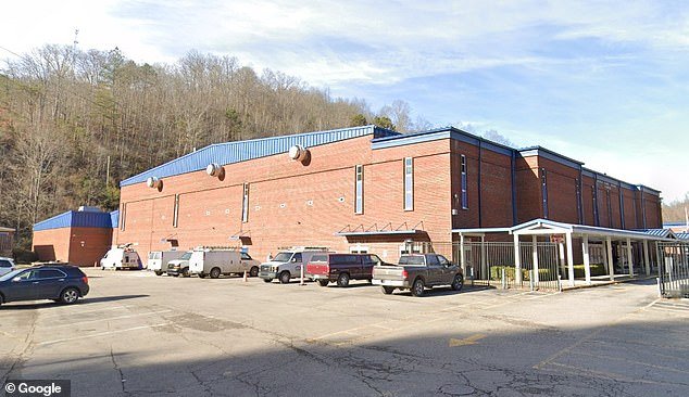 Un fanático rebelde del baloncesto es atacado con una pistola eléctrica frente a los niños mientras el juego de la escuela secundaria se convierte en un caos