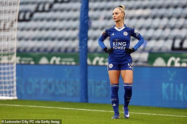 ‘La futbolista más sexy del mundo’ Alisha Lehmann, de 27 años, hace su debut en el Leicester City Women, cuando la delantera entra en la derrota por 2-1 ante el antiguo club West Ham United.