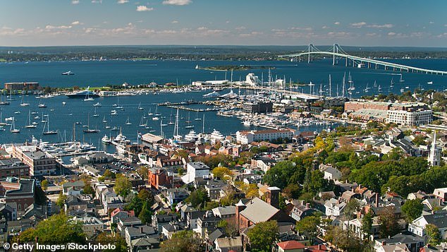 Resentidos residentes de un pequeño estado presionan para eliminar el diseño icónico de las placas después de que la empresa abandonara su sede