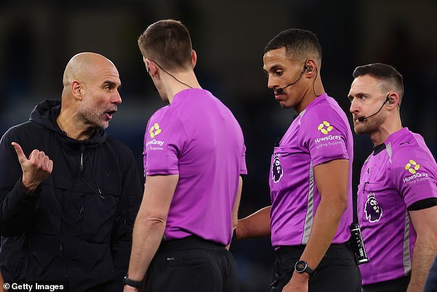 Pensé que Pep Guardiola era diferente, pero es tan venenoso como José Mourinho. Su victimización y burla de un árbitro durante su debut son tóxicas, escribe IAN HERBERT