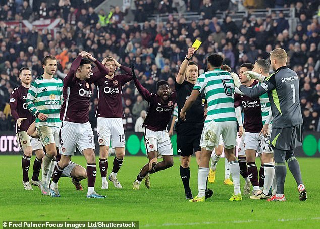 El jefe del Celtic, Martin O’Neill, critica al VAR después de que Auston Trusty fuera expulsado en el empate de Tynecastle