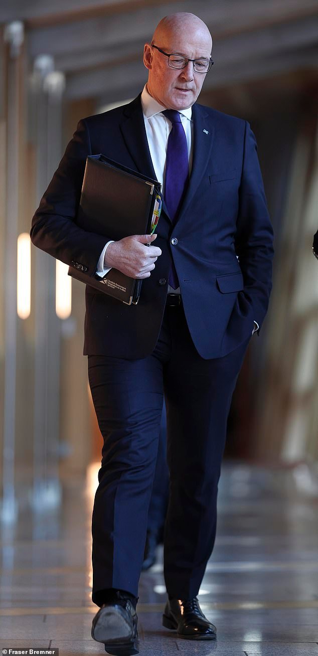 Swinney culpa al NHS por el escándalo de muerte de insectos y señala con el dedo a los ex jefes de hospitales