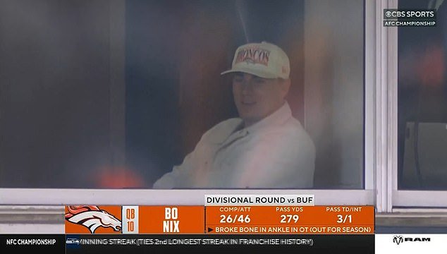 Bo Nix, desconsolado, visto en una suite VIP viendo a sus compañeros de equipo jugar por un lugar en el Super Bowl… días después de someterse a una cirugía en su tobillo roto