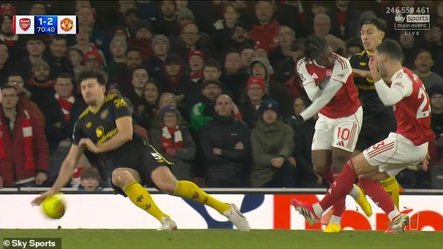 Los fanáticos del Arsenal están furiosos después de que Harry Maguire bloqueara el esfuerzo con su mano en la derrota por 3-2 ante el Man United, mientras una regla poco conocida salva a los hombres de Michael Carrick.