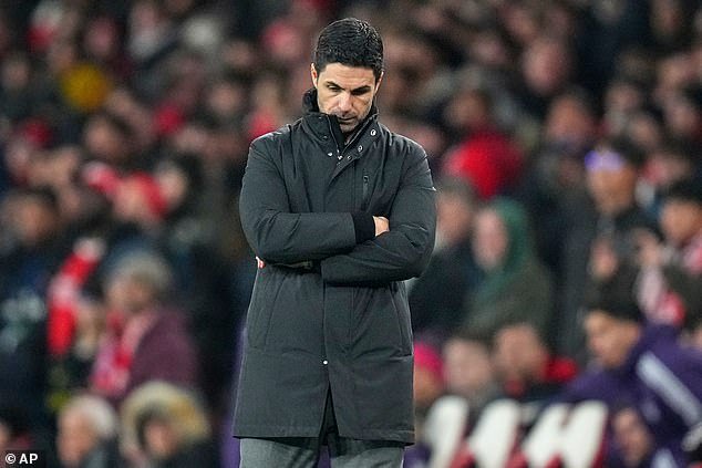 Mikel Arteta les dice a sus estrellas del Arsenal que den un paso al frente después de que la derrota por 3-2 ante el Man United termine en BOOS, y responde a la afirmación de Patrick Vieira de que los Gunners carecen de “fuerza mental” en la carrera por el título.