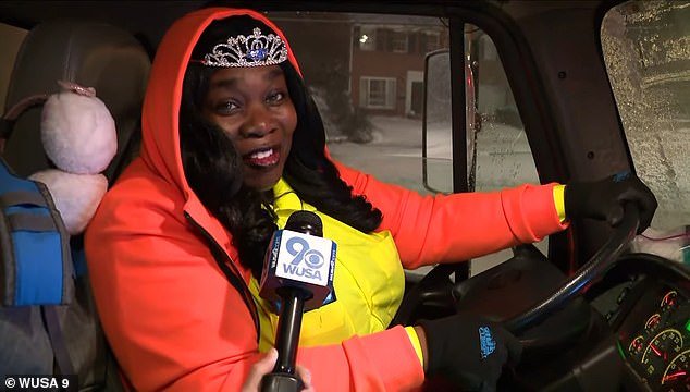 El mensaje pragmático de la reina quitanieves con corona a todos los conductores: “malo”