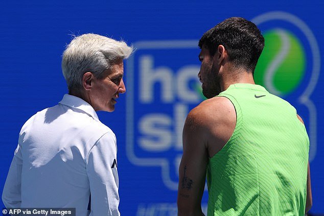 El No. 1 del mundo Carlos Alcaraz fue sorprendido usando un dispositivo PROHIBIDO antes del enfrentamiento del Abierto de Australia con Alex de Miñaur