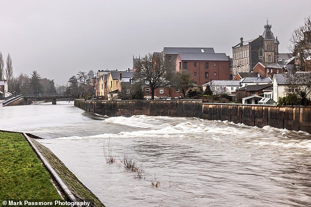 La búsqueda del kayakista desaparecido ‘presuntamente muerto’ entra en un nuevo día cuando la tormenta Ingrid azota el Reino Unido