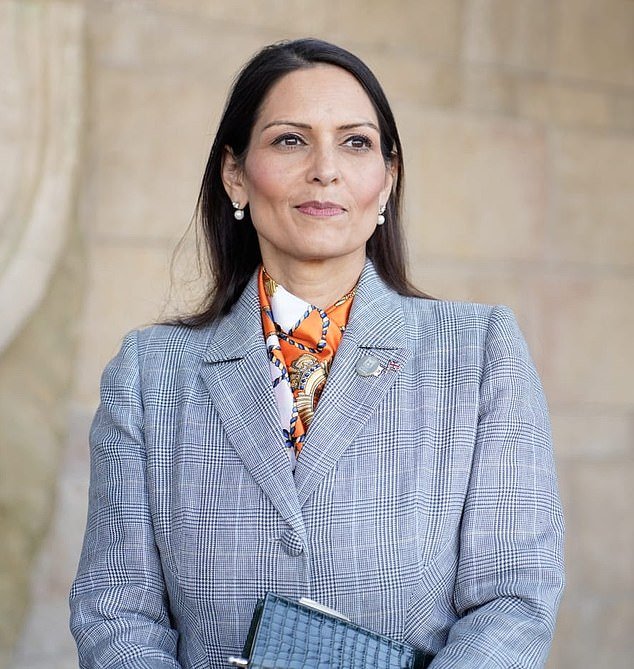 ‘Kowtow Keir se arrodilla’: la visita del primer ministro a China pone en peligro la seguridad nacional del Reino Unido, critica a Dame Priti