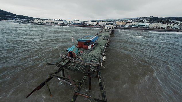 ¡Ve! Ve! Ve! Muelle de 150 años destruido por las olas mientras los británicos se preparan para MÁS clima salvaje mientras se emiten advertencias amarillas