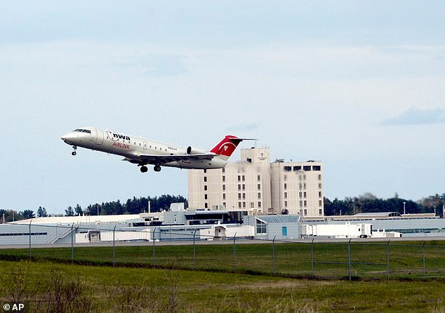 Un avión privado se estrella al despegar en Maine en medio del caos en los viajes provocado por la tormenta invernal Fern
