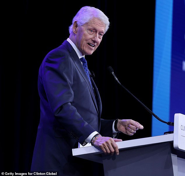 ¿Dónde está Bush? Bill Clinton se une a Obama para condenar el tiroteo en Minneapolis, lo que llevó al ex presidente republicano a hablar