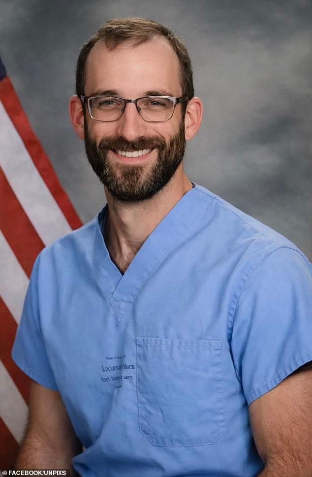 ¿Fue una amenaza o le dispararon DESPUÉS de que le quitaron el arma? Los testigos que vieron al enfermero de la UCI Alex Pretti asesinado por la Patrulla Fronteriza insisten en que estaba sosteniendo una cámara, pero los oficiales “no tuvieron más remedio que disparar”