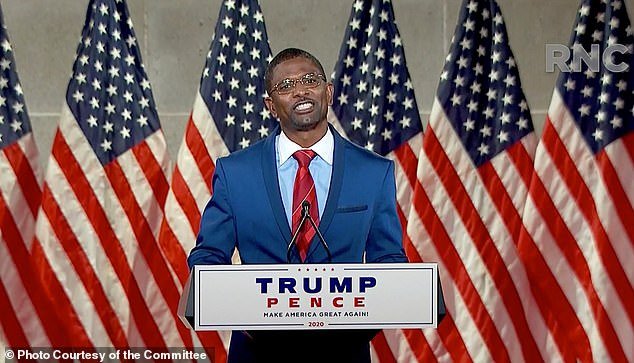 La ex estrella de la NFL pro-Trump en Minnesota dice que los demócratas estatales odian a ICE porque “estamos deportando a sus votantes”