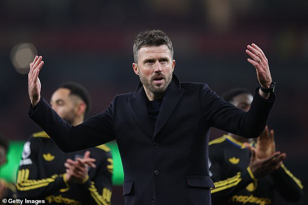 Rio Ferdinand desmiente la negativa de Roy Keane a considerar a Michael Carrick como una opción para quedarse definitivamente en el Man United: ‘La falta de respeto es INCREÍBLE’