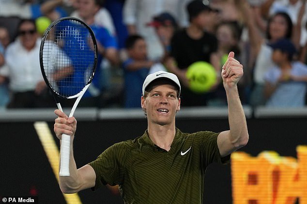 Jannik Sinner rompe su silencio sobre los equipos de fitness prohibidos en el Abierto de Australia: un bebé interrumpe el juego durante la victoria sobre Luciano Darderi