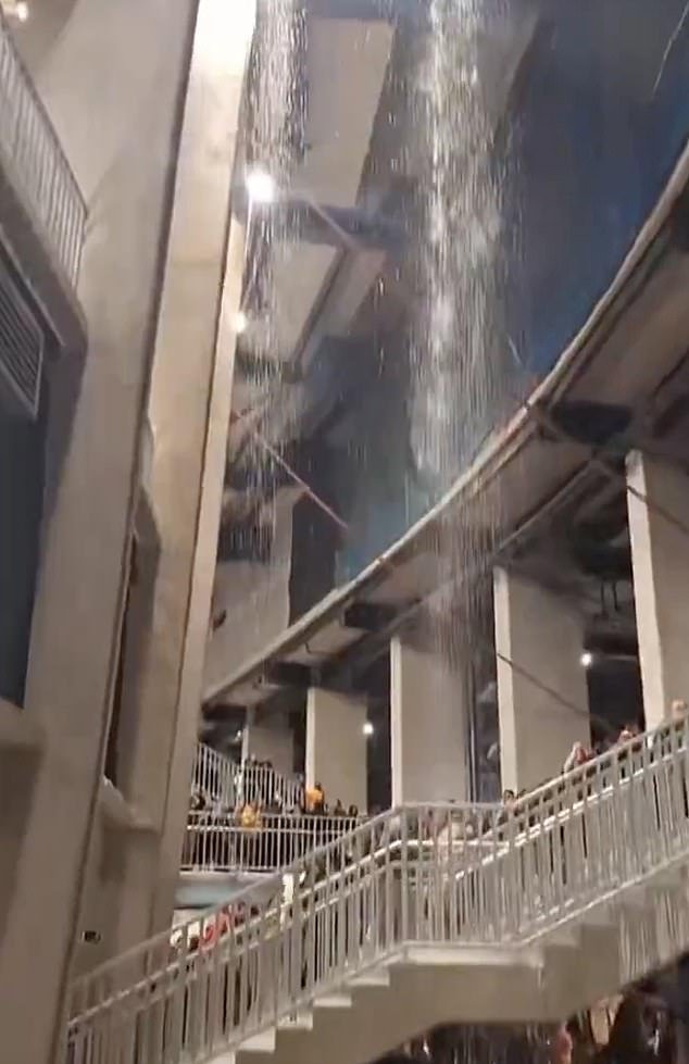 El recientemente renovado Camp Nou de Barcelona está INUNDADO por fuertes lluvias mientras goteras preocupantes dejan a los aficionados, periodistas y al presidente del club, Joan Laporta, empapados por un aguacero.