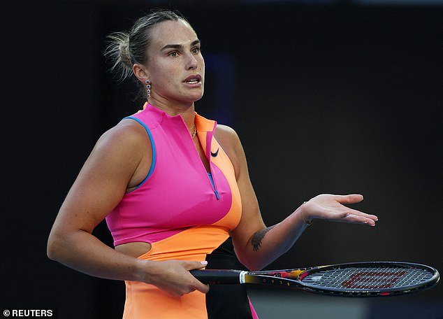 Jannik Sinner y Aryna Sabalenka pidieron retirar los dispositivos PROHIBIDOS mientras los grandes del tenis estallaban por una regla “ridícula” después de que Carlos Alcaraz también casi aterriza en problemas.