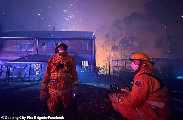 Las órdenes de evacuación de emergencia siguen vigentes mientras varios incendios forestales fuera de control asolan Victoria, en medio de temores de nuevas olas de calor.